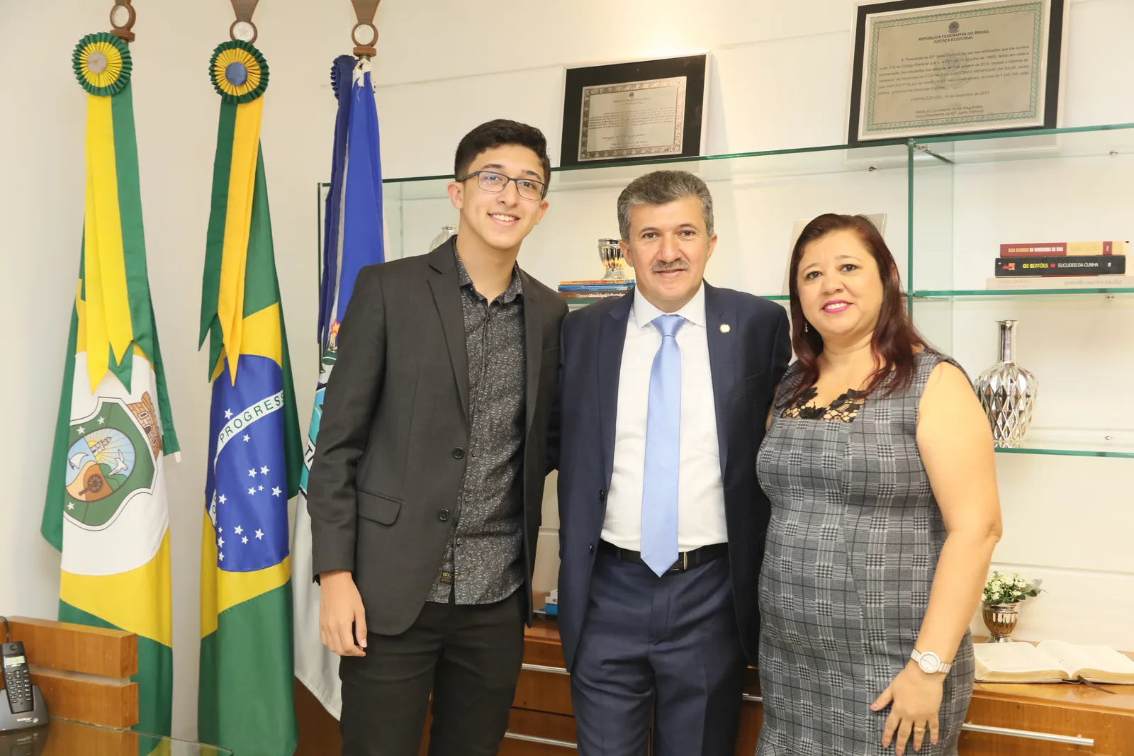 Antônio Henrique ao lado da esposa Edileusa Bandeira e do filho Esdras Henrique, no gabinete.