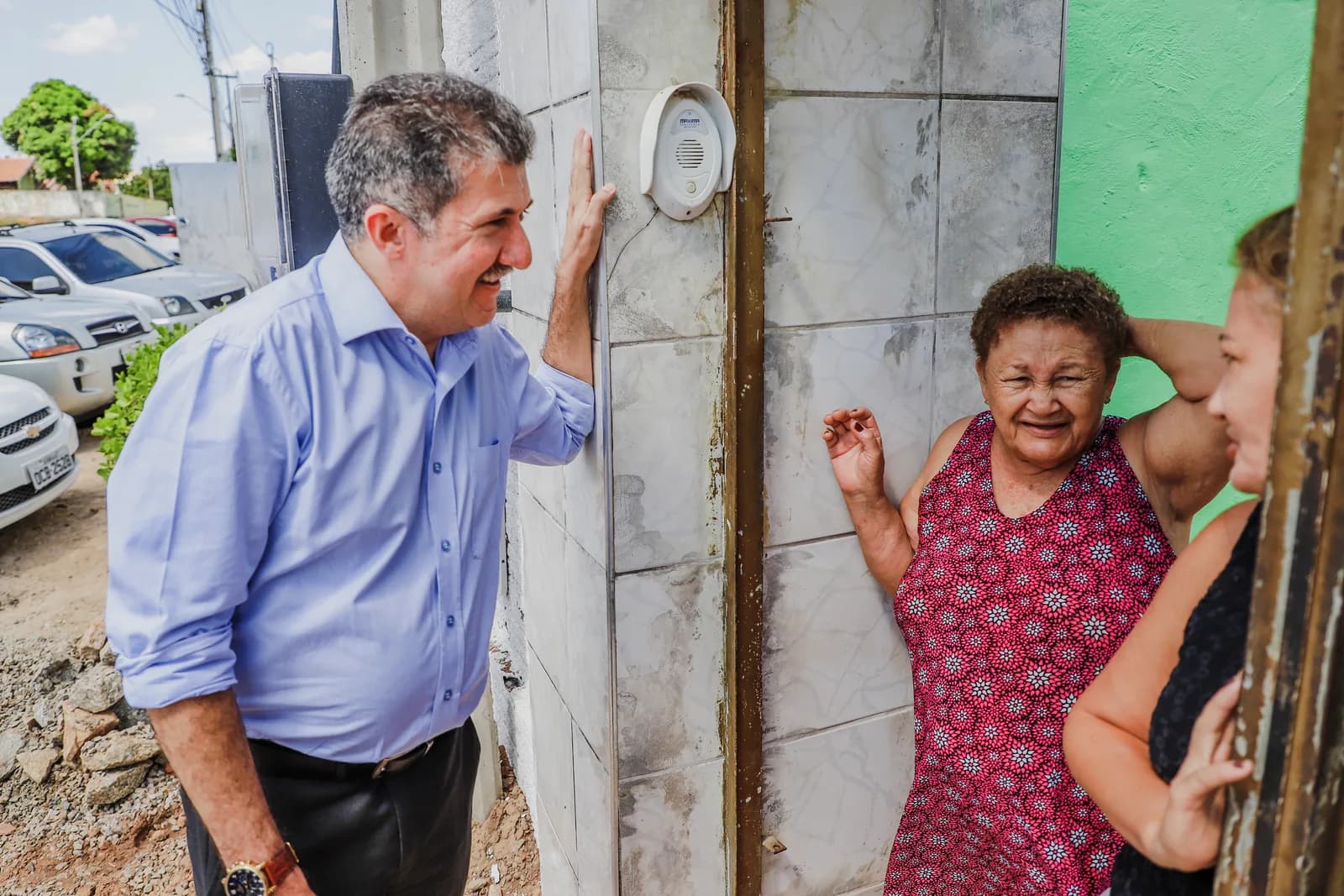 Antônio Henrique conversa com moradoras na porta de casa, durante visita a uma comunidade de Fortaleza.